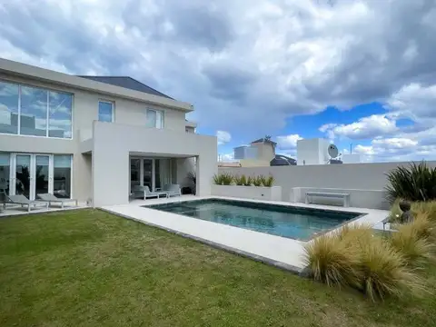 Calle Punta Delgada 2400