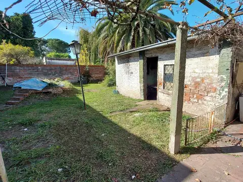 Casa con local y parque en venta en Morón