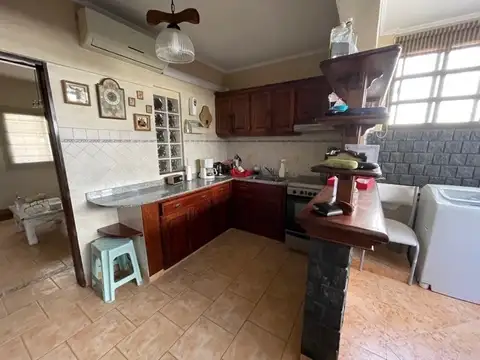 Casa 4 ambientes con 2 baños