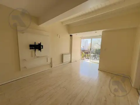 Departamento en dúplex 3 ambientes con escritorio en Chauvin
