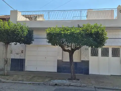Casa multifamiliar en venta de 4 ambientes en La Tablada