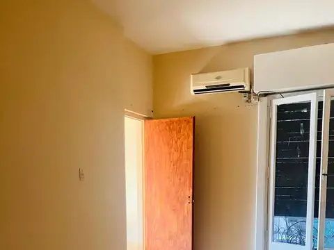 ALQUILER CASA DE 3 AMBIENTES CON PATIO Y BALCON