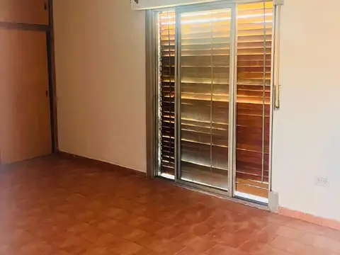 ALQUILER CASA DE 3 AMBIENTES CON PATIO Y BALCON