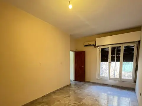 ALQUILER CASA DE 3 AMBIENTES AMPLIOS CON GARAGE CUBIERTO Y PATIO