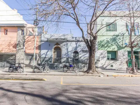 Casa 4 ambientes con patio y quincho en Pompeya
