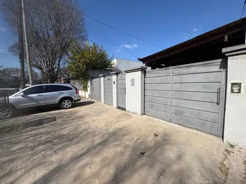 Casa cuatro ambientes, ideal dos familias, en venta. Morón.