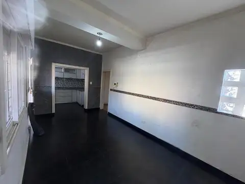 Casa cuatro ambientes, ideal dos familias, en venta. Morón.