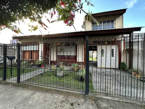 Casa En Venta En Barrio Santa Paula. 2 Dormitorios + Playroom - Proxima A Ruta 8, A 2 Cuadras De La Plaza De Los Abuelos