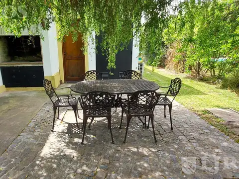 Casa en Alquiler con 2 cocheras