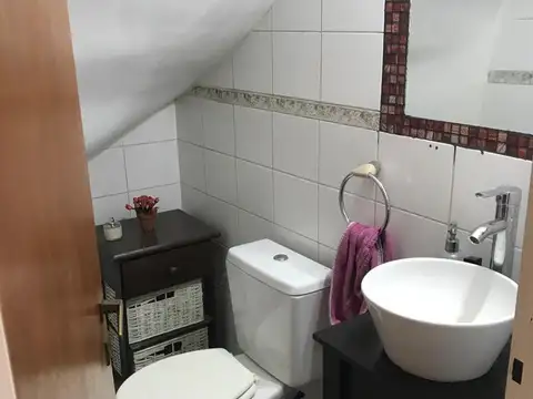 Dúplex de 3 ambientes Apto Crédito en excelente estado.