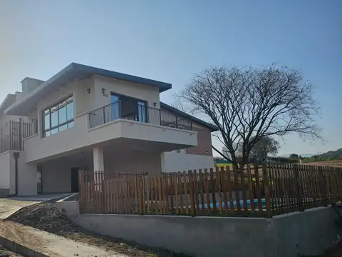 CASA EN VENTA -  3 DORM - BARRIO IANUA CAELI - YERBA BUENA