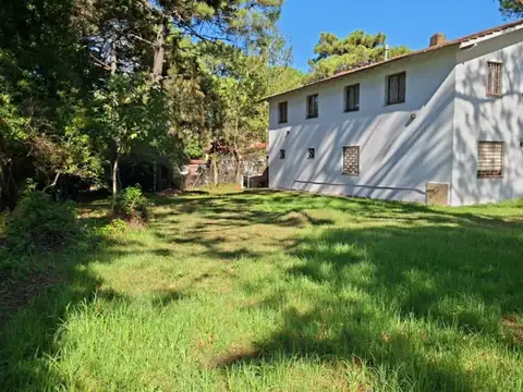 Casa 9 ambientes con 2 baños