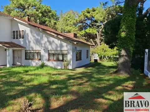 En venta Chalet de 7 habitaciones, sobre lote de 1245m2, Zona Sur, Villa Gesell