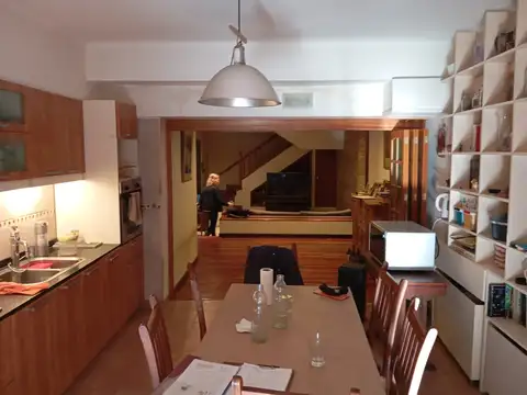 GRAN TRIPLEX CON PATIO Y JARDIN EN FLORESTA