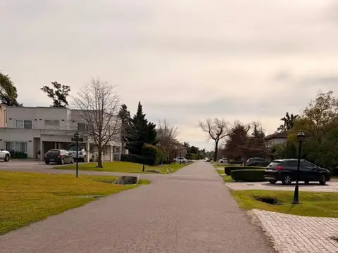 CASA EN VENTA EN LA LOMADA 4 AMBIENTES