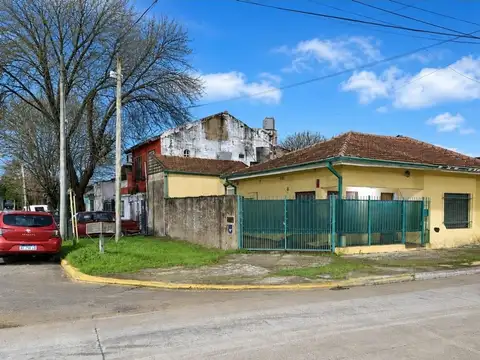 VENTA CASA 3 AMBIENTES * PATIO * AMPLIA COCHERA