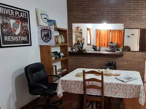 VENTA CASA 3 AMBIENTES * PATIO * AMPLIA COCHERA