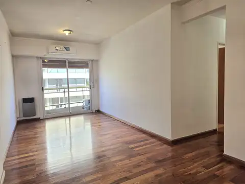 43 entre 13 y 14. Excelente departamento de 2 dormitorios ,  al frente.