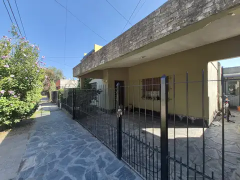 VENTA CASA  3 AMB Y DEPTO 2 AMB