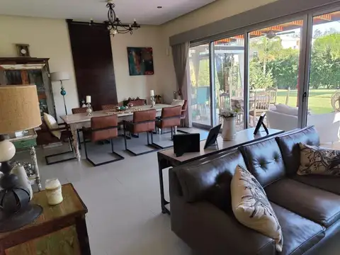 Casa 4 ambientes con 5 baños