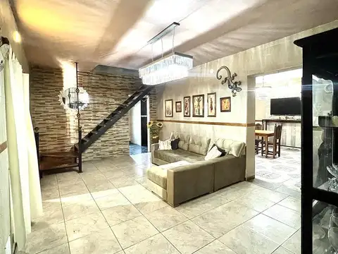Casa 7 ambientes con 2 baños