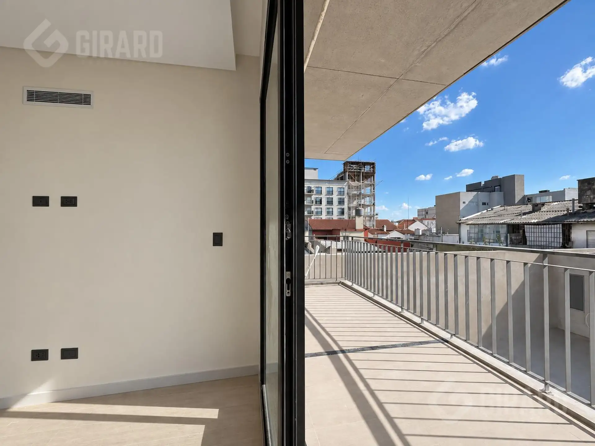 Venta de departamento de 2 amb a estrenar en la zona de Chauvin. Posee cochera y baulera.