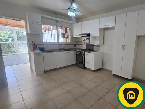 Casa 4 ambientes con 2 baños