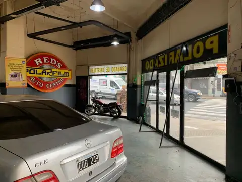 Local comercial esquina Av La Plata 