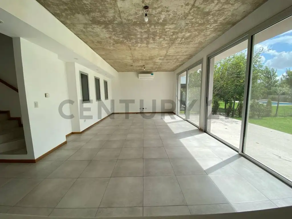 Casa - 4 dormitorios | 2025 años | 2 baños | 5 ambientes | 3 cocheras