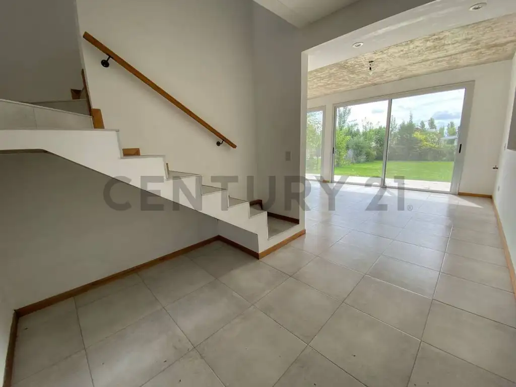 Casa en Venta - 4 dormitorios - USD 240.000