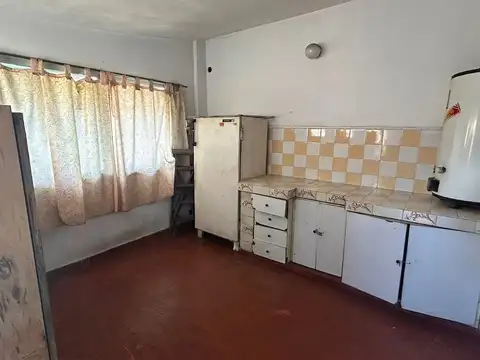 Venta Casa 3 ambientes Jardín Locales Deposito en Castelar