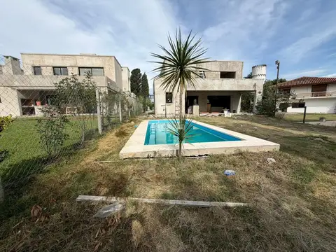 VENTA DE CASA EN BARRIO CERRADO CON PORTÓN, BELLA VISTA