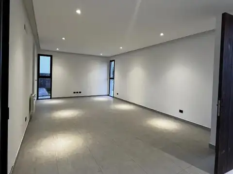 Casa en Alquiler con 2 cocheras