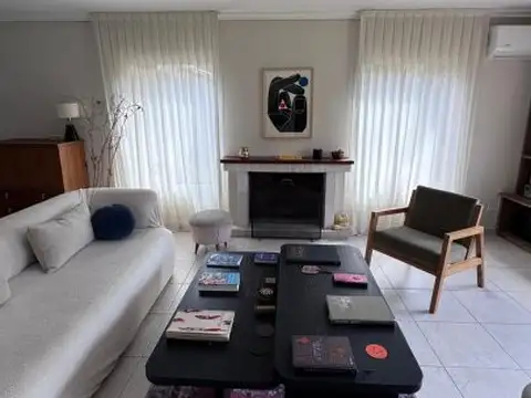 Casa en Alquiler con 1 cochera