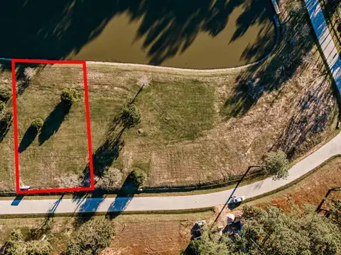 Lote de 1062 m2 en Barrio cerrado Aura sobre la laguna