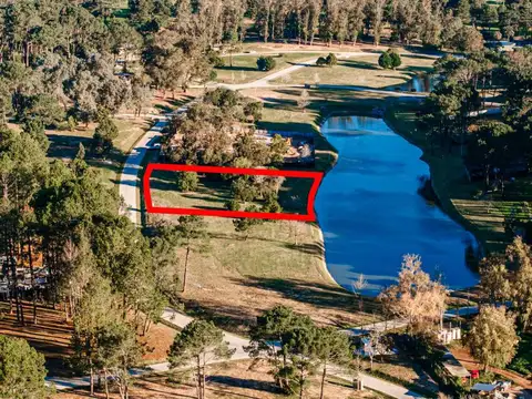 Lote en venta de 1062 m2 en Barrio cerrado Aura sobre la laguna