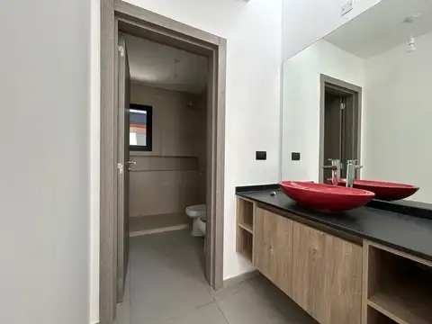 Casa 6 ambientes con 2 baños