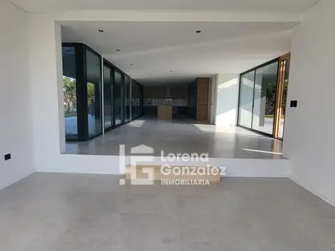 Casa en Alquiler con 6 cocheras