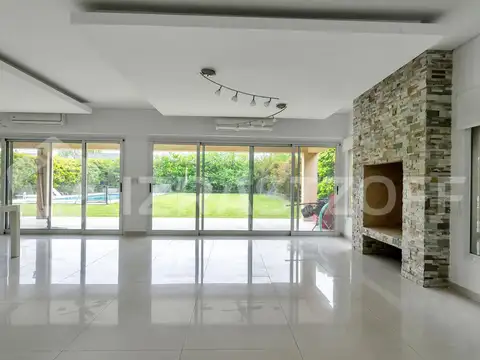 Casa 9 ambientes con 4 baños