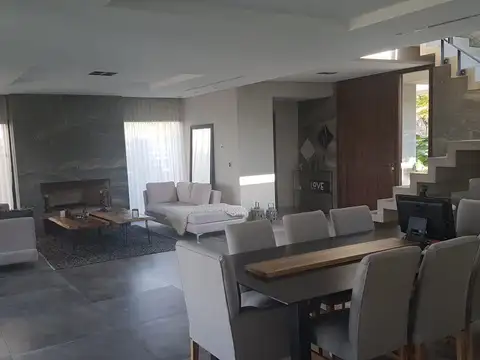Casa 6 ambientes con 4 baños