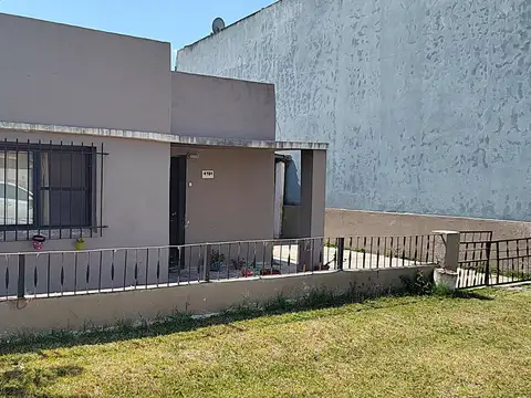 CASA A LA VENTA LISANDRO OLMOS A REFACCIONAR