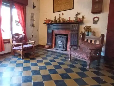 Casa con Parque, Piscina y Quincho a 3 Cuadras del Centro de Francisco Álvarez