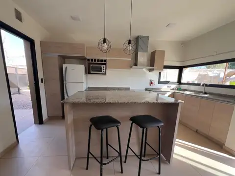 Casa 4 ambientes con 2 baños