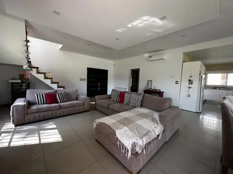 Casa 5 ambientes con 4 baños