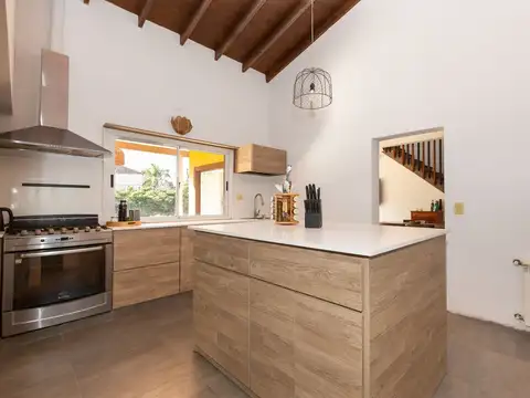 VENTA CASA 5 AMBIENTES EN BARRIO LA ARBOLEDA