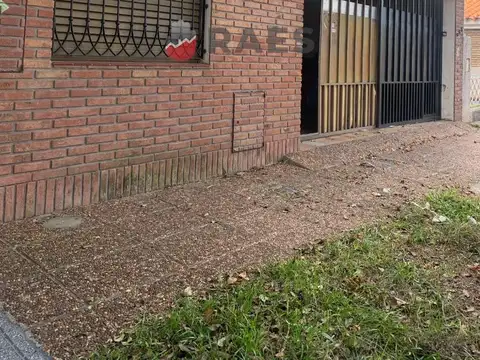 CASA CON GRAN UBICACION Y OTENCIAL EN CASTELLI AL 800