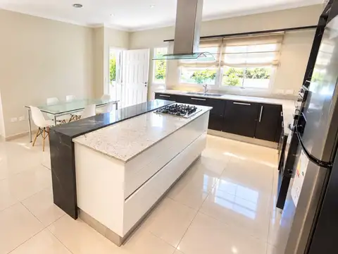 Casa 5 ambientes con 3 baños