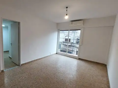 PQUE PATRICIOS A mts AV CASEROS, a mts SUBTE 3 AMB CON BALCÓN A LA CALLE+HAB SERVICIO, LAVADERO