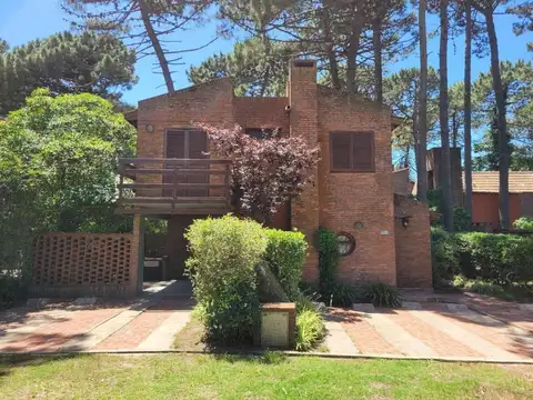 PINAMAR: DUPLEX 2 AMB Y 1/2 CON JARDIN, PARRILLA Y COCHERA