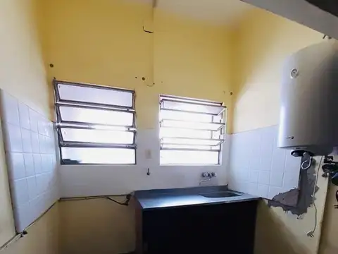 Paraguay 2734 Departamento de pasillo con local